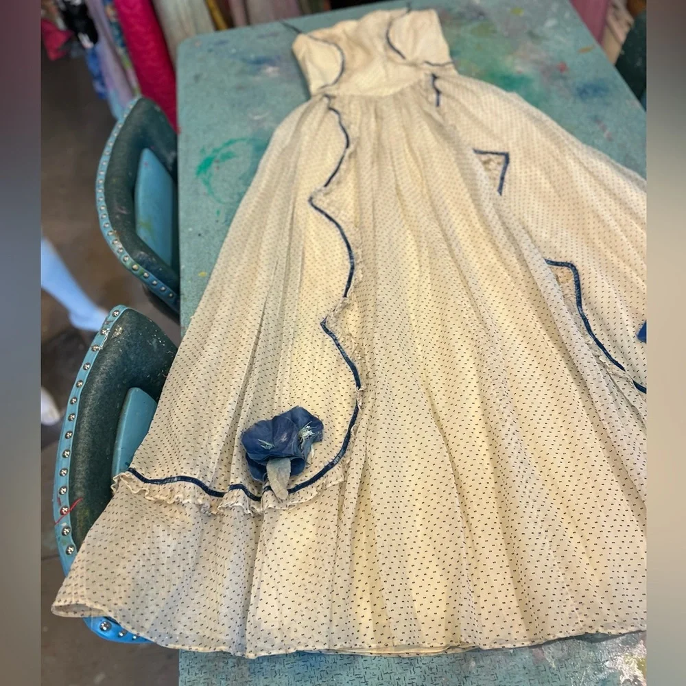 Queen of Shabby Chic Gown - Picture 2 of 16